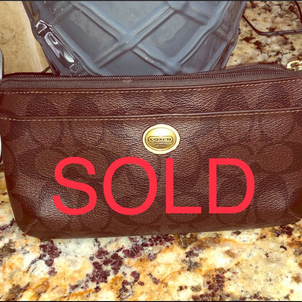 ❌SOLD❌ Coach. Clutch. Brown signature. EUC!